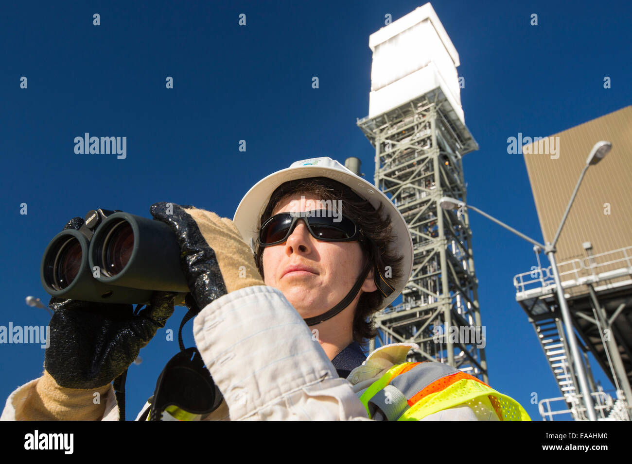 Andrea Wuenschel, l'un des biologistes 50 travaillant à la centrale thermique solaire Ivanpah dans le désert de Mojave en Californie est actuellement la plus grande centrale thermique solaire du monde. Il génère 392 mégawatts (MW) et déploie 173 500 héliostats qui reflètent les rayons de soleils sur trois tours solaires. Il couvre 4 000 hectares de désert. Andrea est à la recherche pour les oiseaux qui peuvent voler à proximité des tours solaires. Banque D'Images