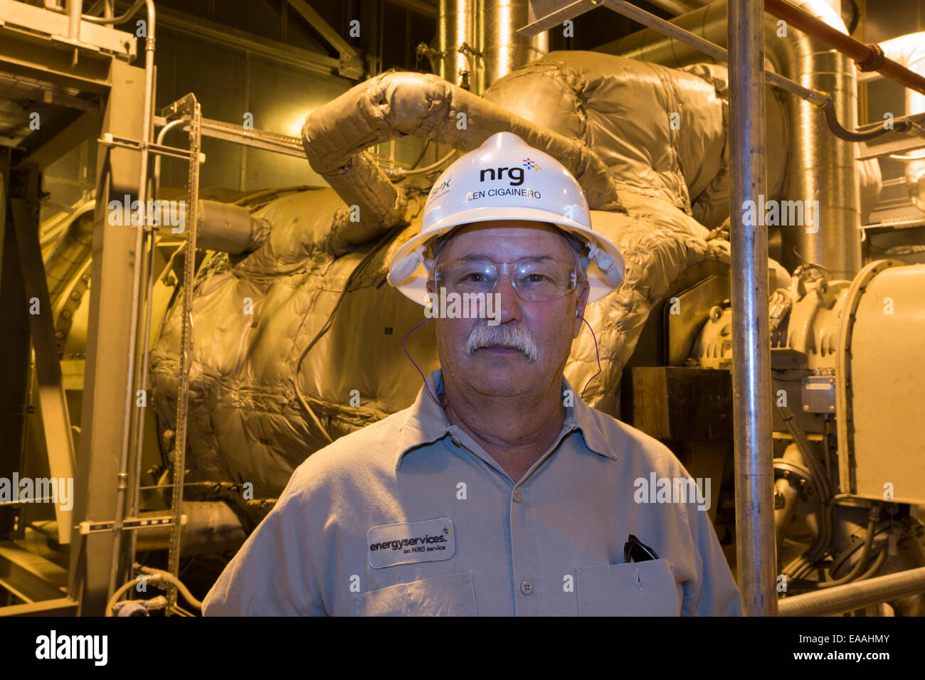 A côté de la turbine à vapeur à la centrale thermique solaire Ivanpah dans le désert de Mojave en Californie est actuellement la plus grande centrale thermique solaire du monde. Il génère 392 mégawatts (MW) et déploie 173 500 héliostats qui reflètent les rayons de soleils sur trois tours solaires. Il couvre 4 000 hectares de désert. Banque D'Images