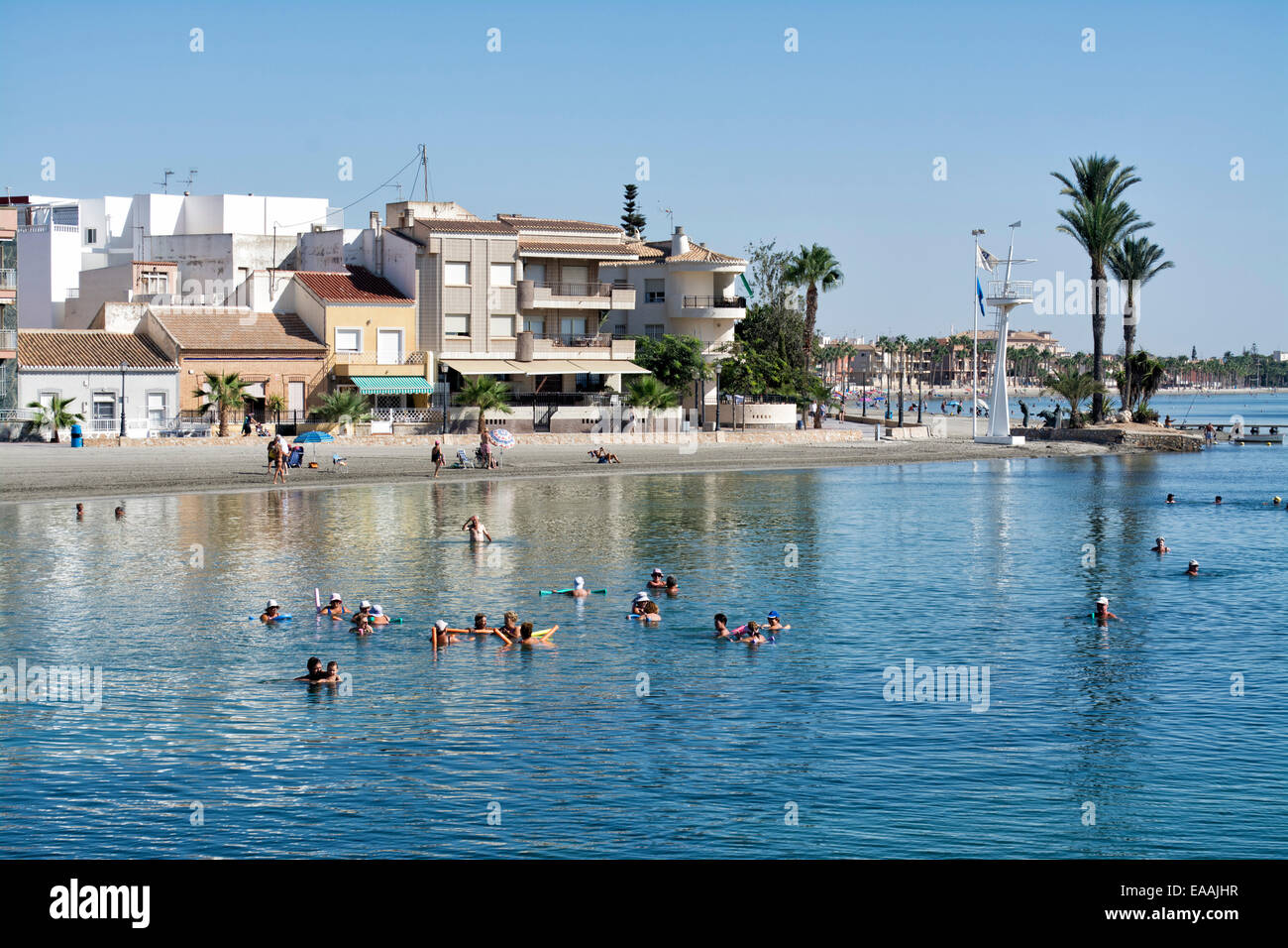 Les baigneurs dans les eaux claires de la Mar Menor et la plage de Los Alcazares, Murcia, Costa Calida, Spain, Europe Banque D'Images