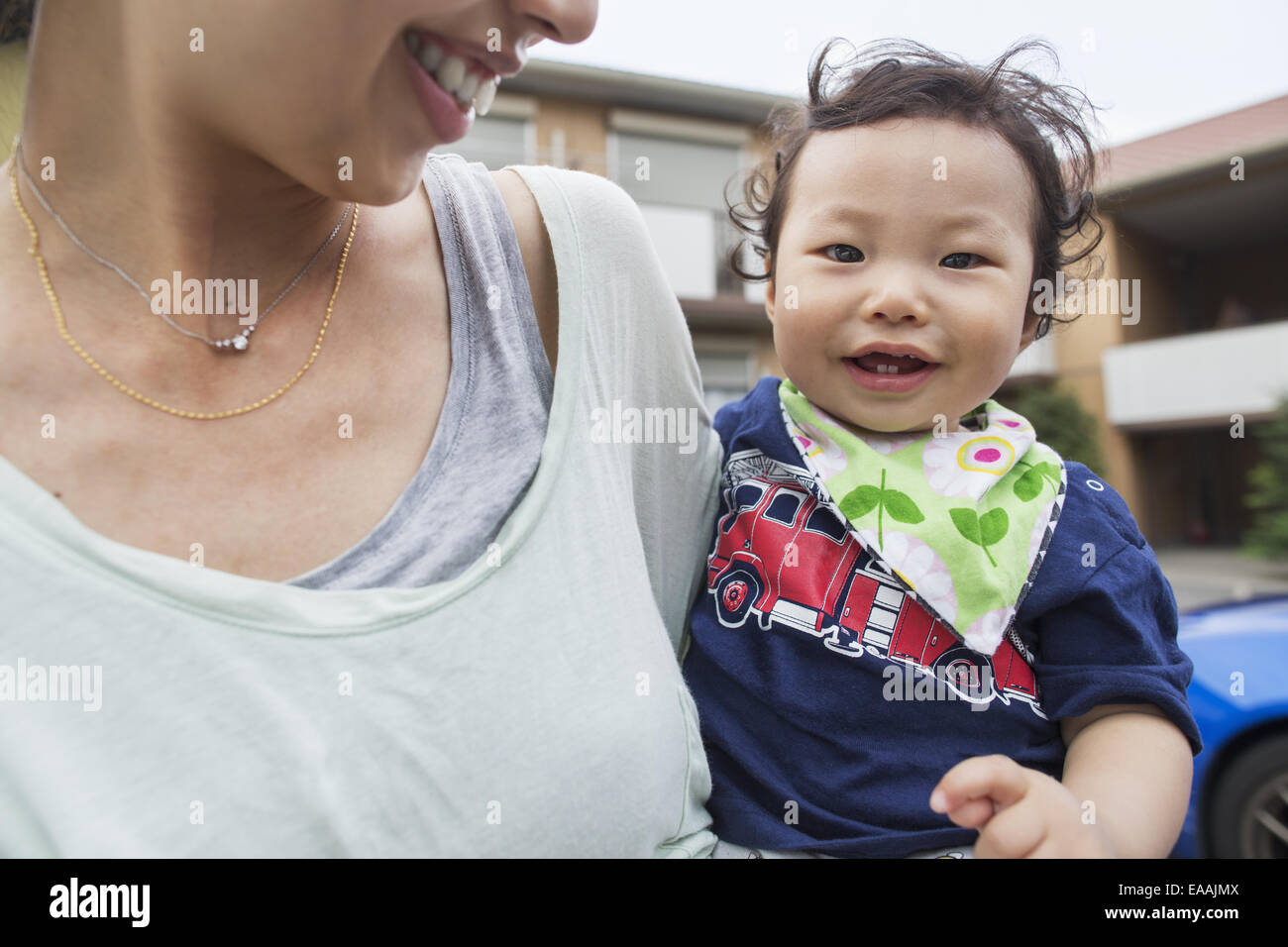 Mère portant son bébé garçon. Banque D'Images