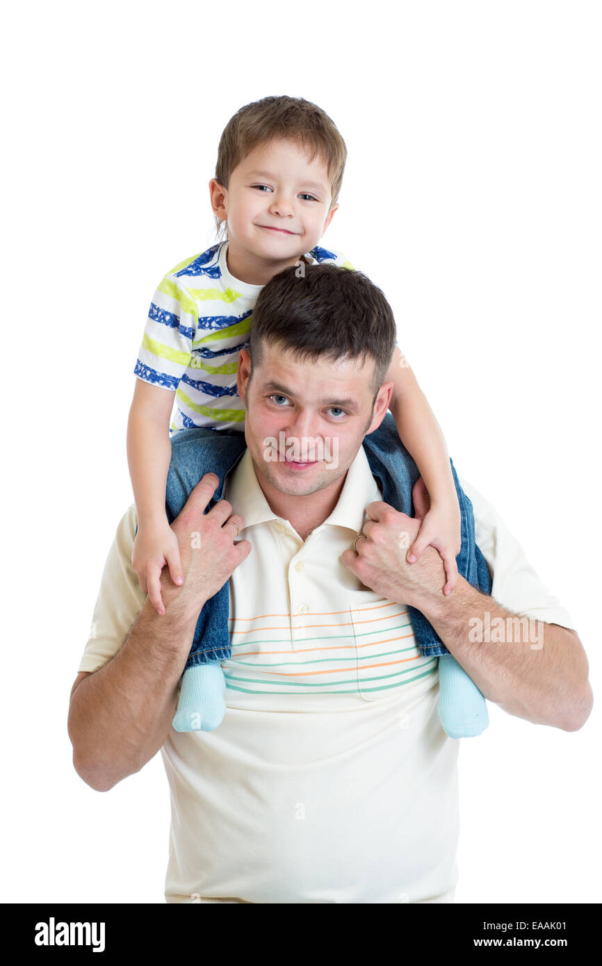 Enfant garçon assis sur les épaules de papa isolé Banque D'Images