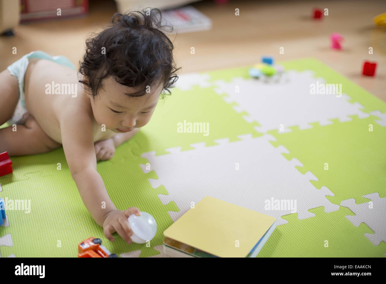 Bébé Garçon jouant à l'intérieur. Banque D'Images
