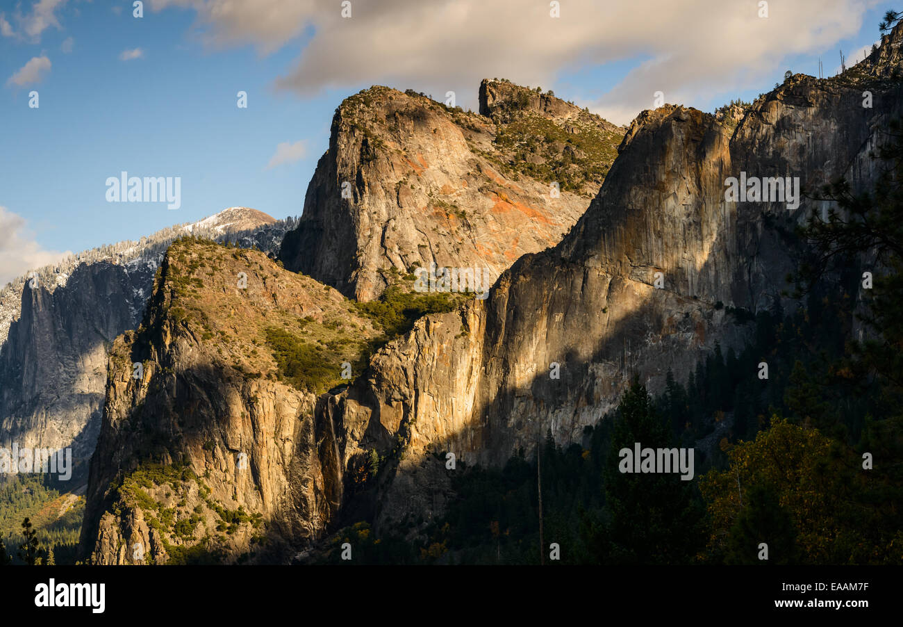 La lumière de l'après-midi sur les roches dans la Cathédrale de Yosemite National Park, California, USA. Banque D'Images