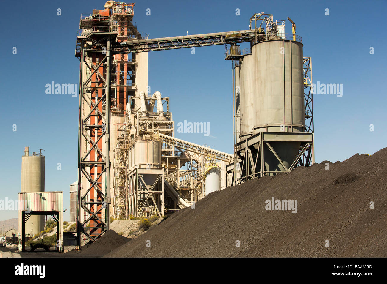 Une cimenterie à Tehachapi Pass, Californie USA, la production du ciment est l'un des plus affamés industrys carbone sur la planète. Banque D'Images