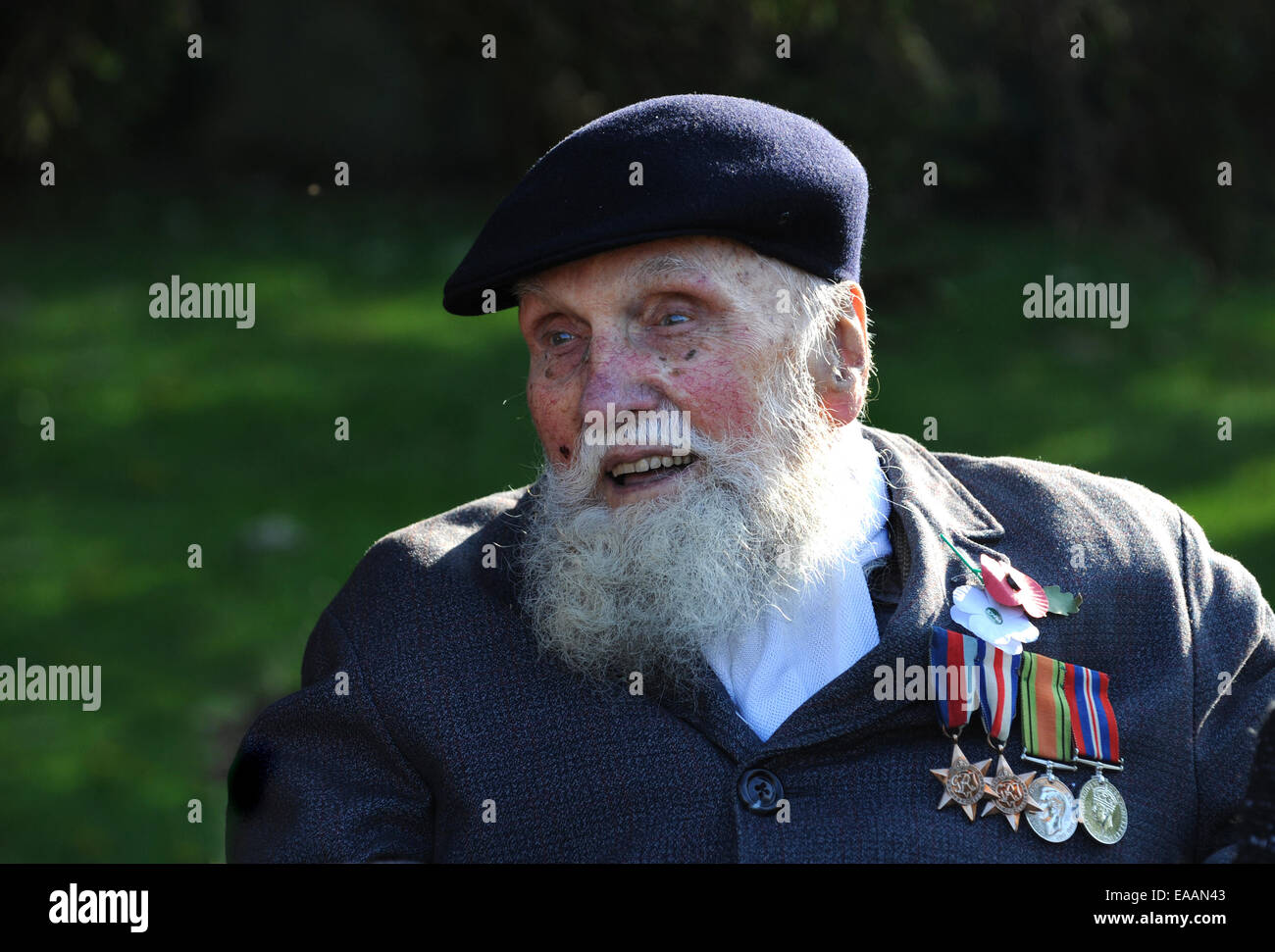 Vétéran de la Deuxième Guerre mondiale George Evans âgés de 91 Porter du rouge et blanc de pavot à opium de paix au service du souvenir de Wellington. Banque D'Images