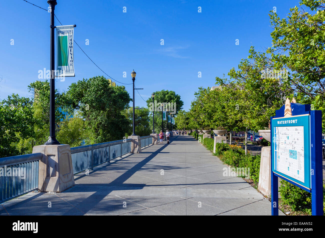 Le Riverfront Promenade le long de la rivière Sacramento, en direction de Old Sacramento, Sacramento, Californie, USA Banque D'Images