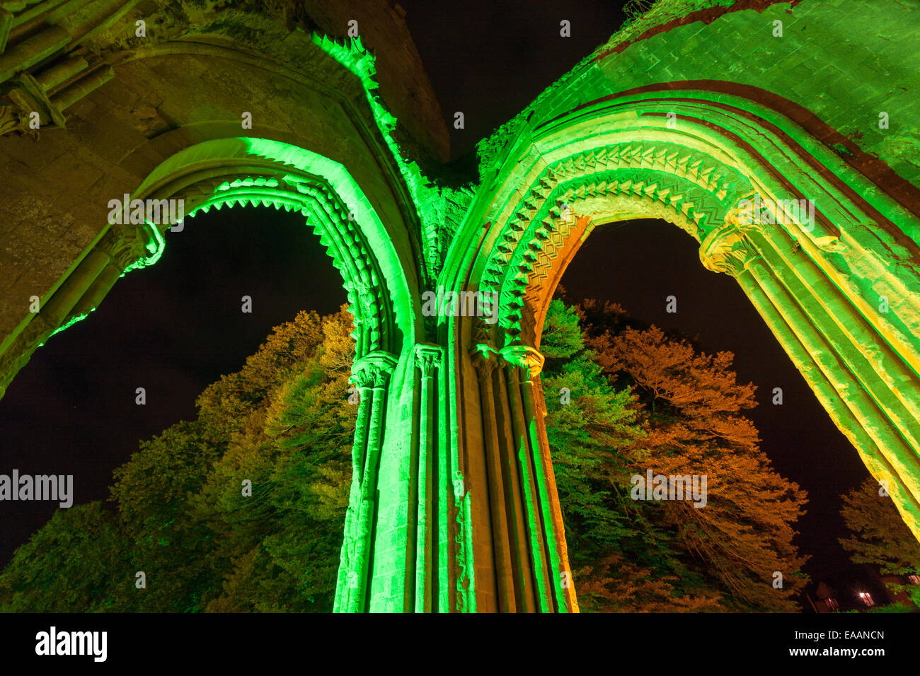 L'intérieur des ruines de l'Abbaye de Glastonbury, Somerset Banque D'Images