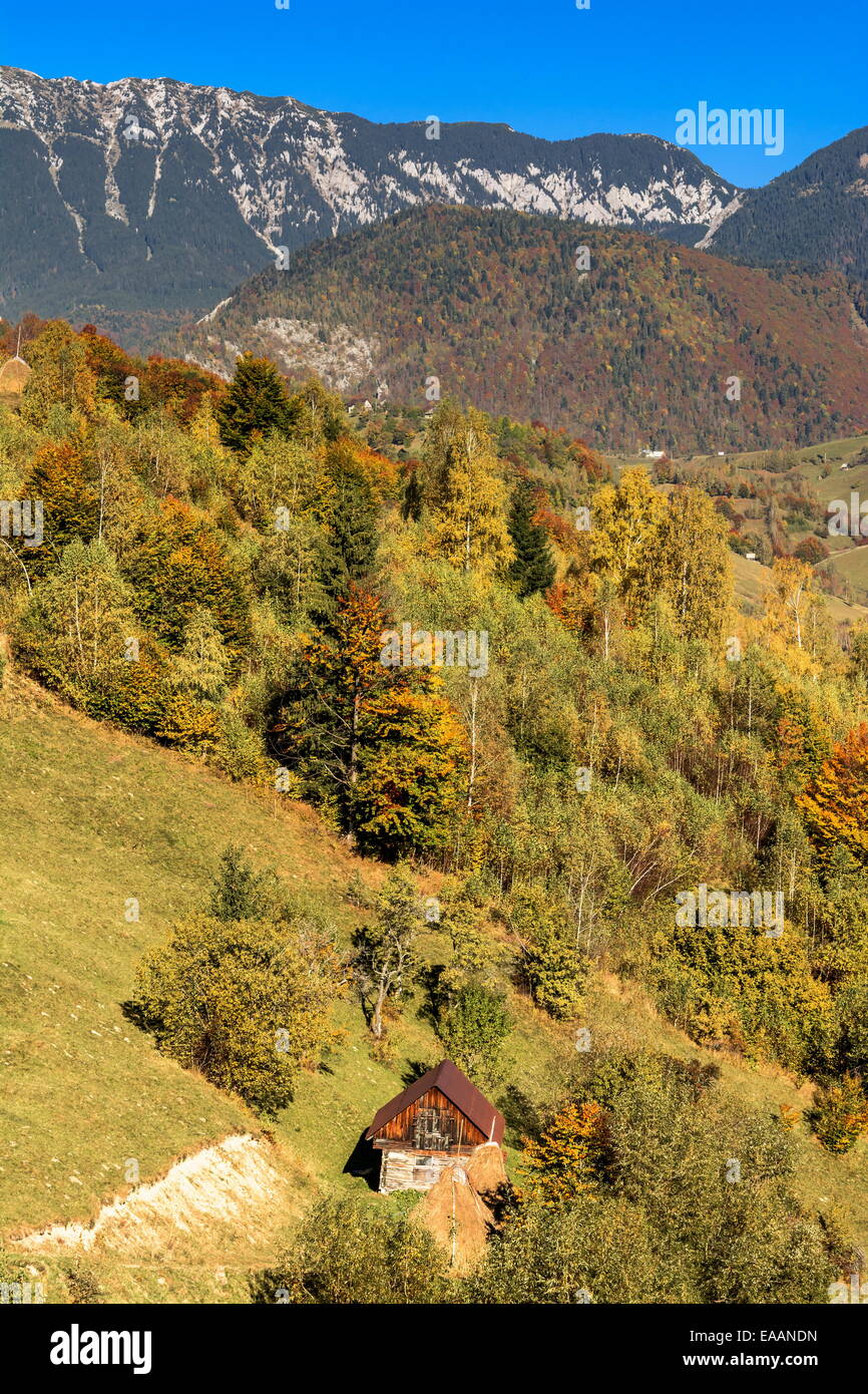 Paysage de campagne dans un village roumain à la nourriture de Piatra Craiului. Banque D'Images