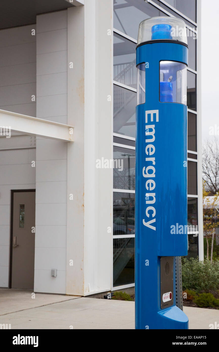 Cleveland, Ohio - Un appel d'urgence fort à l'extérieur d'un parking couvert au Cleveland Hopkins International Airport. Banque D'Images