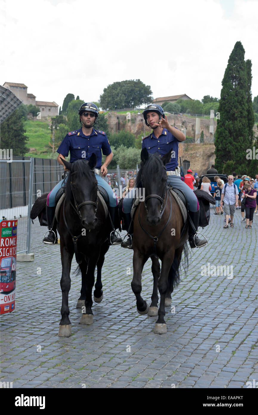 Deux policiers à cheval qui patrouillent les rues de la ville de Rome, Italie. Banque D'Images