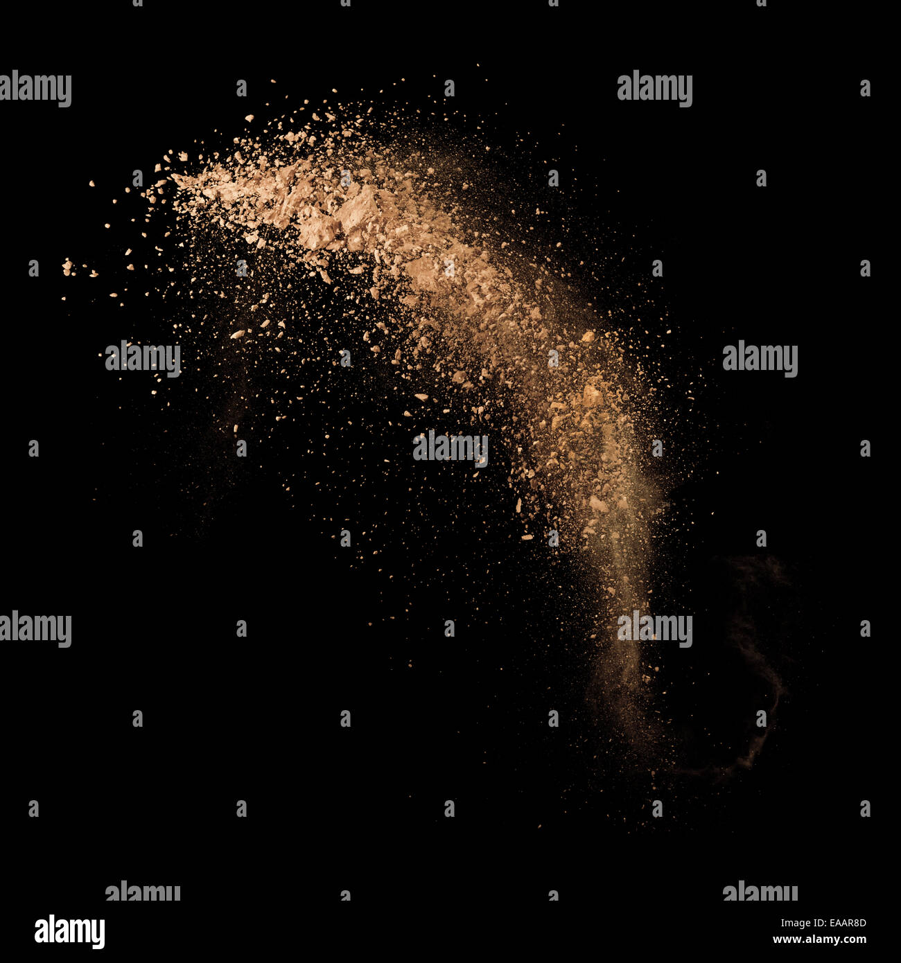 Make-up isolés à l'aide d'un pinceau poudre sur fond noir Banque D'Images