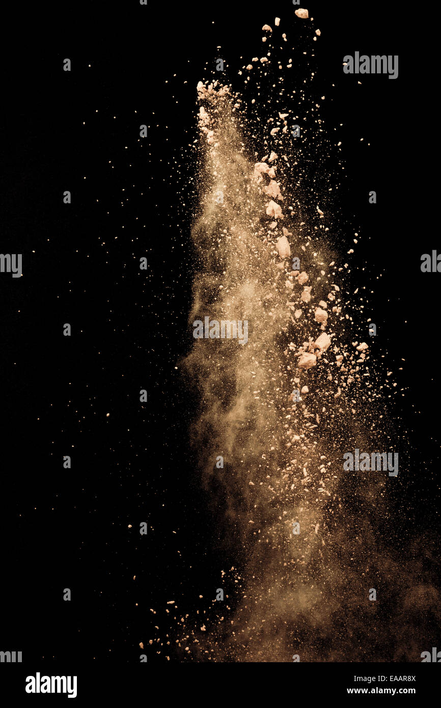 Poudre de maquillage isolé sur fond noir Banque D'Images