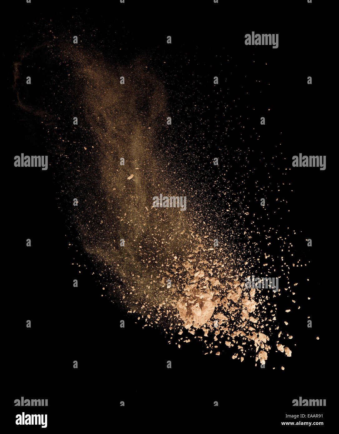 Make-up isolés à l'aide d'un pinceau poudre sur fond noir Banque D'Images