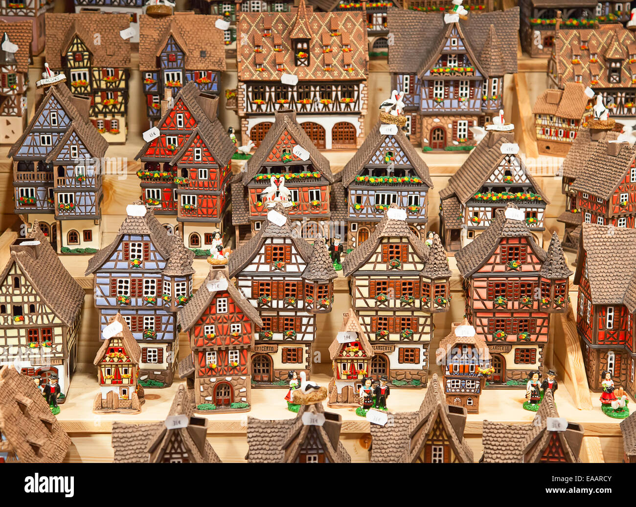 Maisons alsaciennes traditionnelles sur le marché de Noël Banque D'Images
