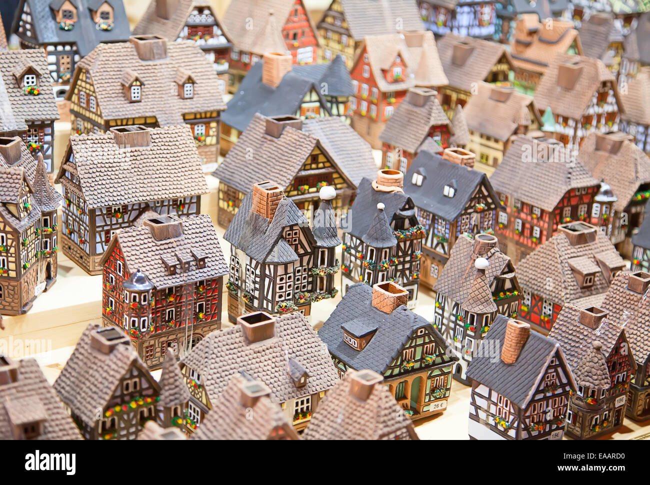 Maisons alsaciennes traditionnelles sur le marché de Noël Banque D'Images
