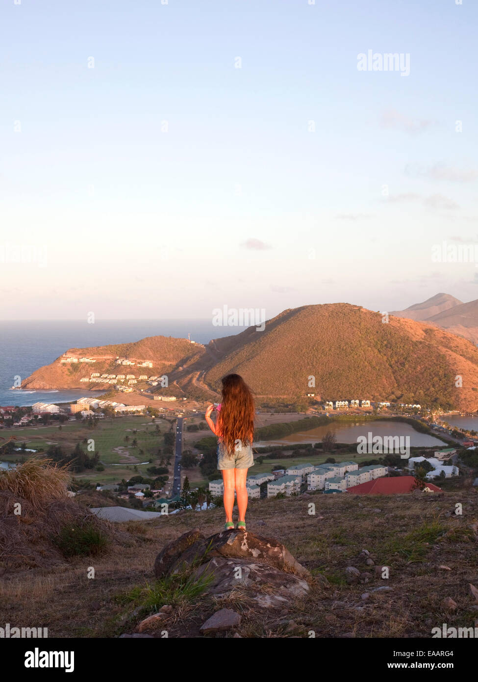 Girl standing on rock looking at view de St Kitts Banque D'Images
