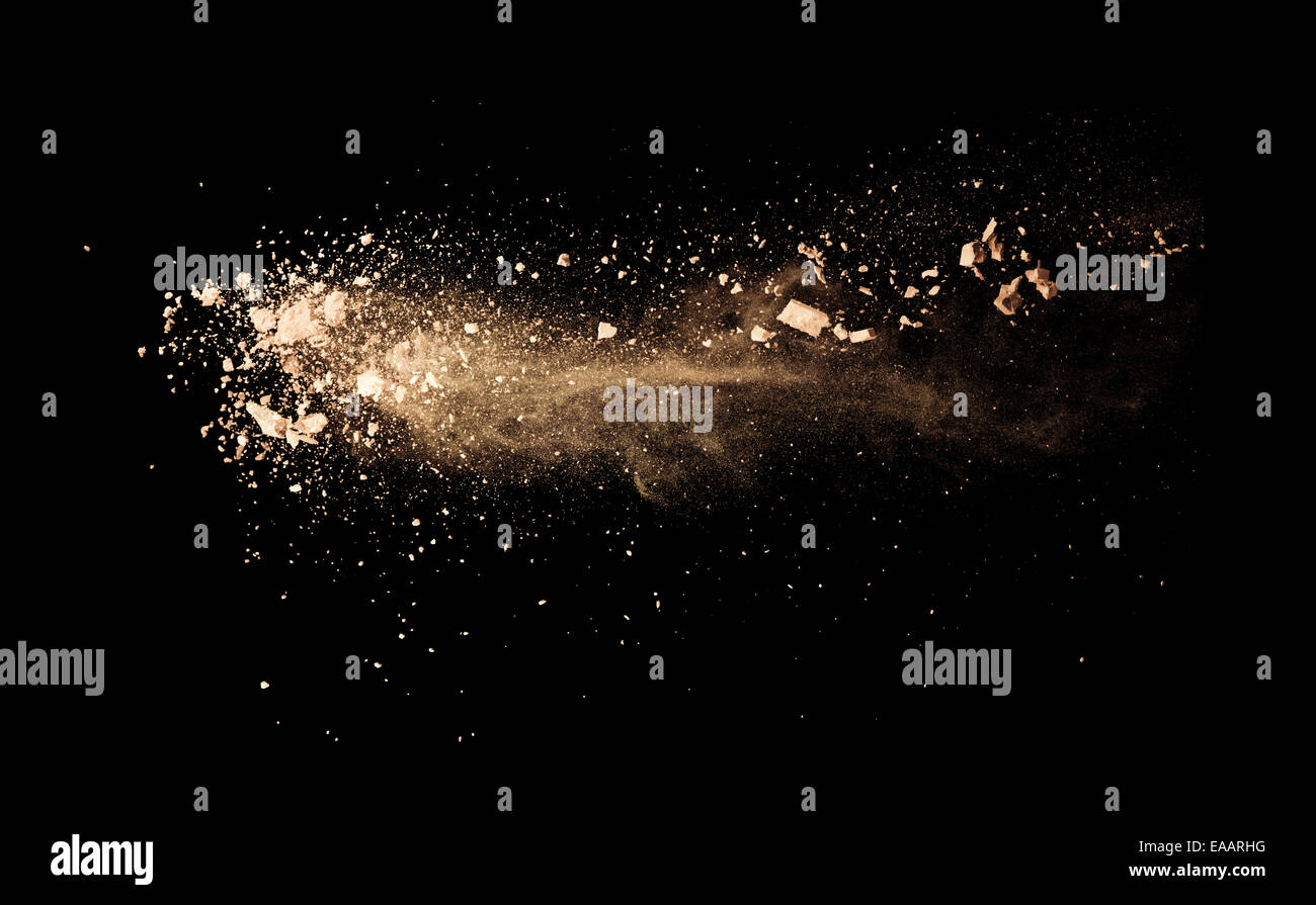 Poudre de maquillage isolé sur fond noir Banque D'Images