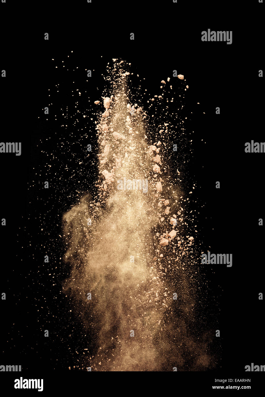 Poudre de maquillage isolé sur fond noir Banque D'Images