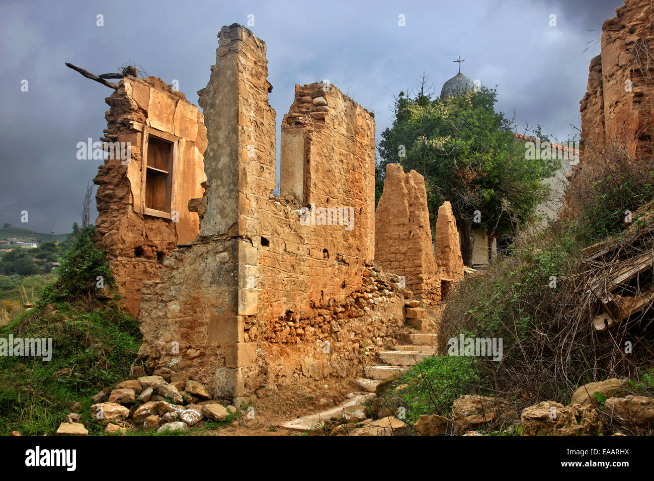 Maison en ruine, abandonnées dans le "village fantôme" de "vieux" Persaina, municipalité de l'ancienne Olympia, l'ILEIA, Péloponnèse, Grèce. Banque D'Images