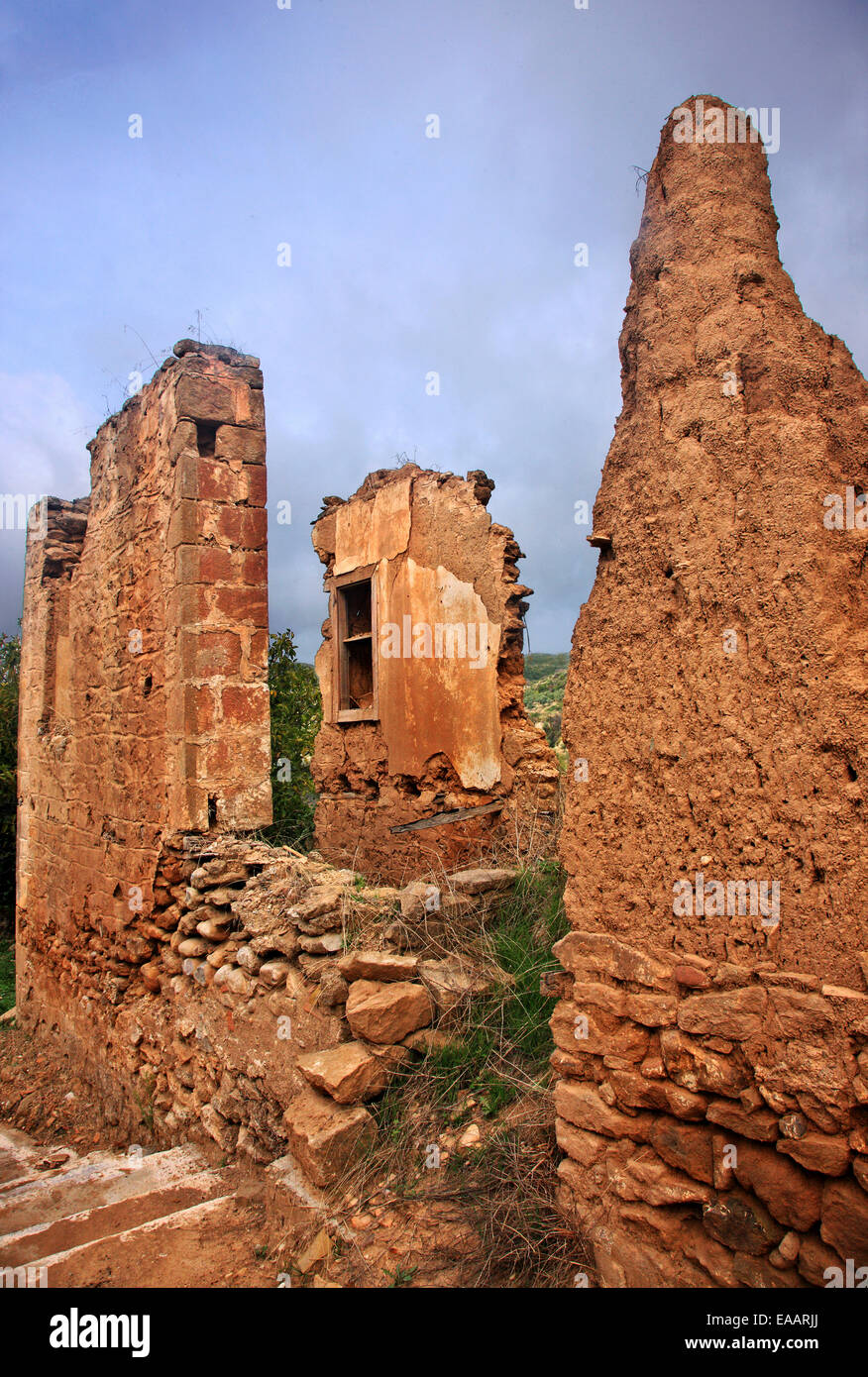 Maison en ruine, abandonnées dans le "village fantôme" de "vieux" Persaina, municipalité de l'ancienne Olympia, l'ILEIA, Péloponnèse, Grèce. Banque D'Images