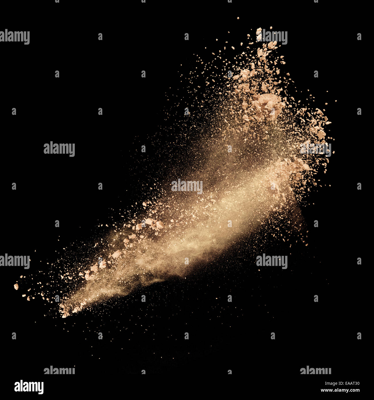 Poudre de maquillage isolé sur fond noir Banque D'Images