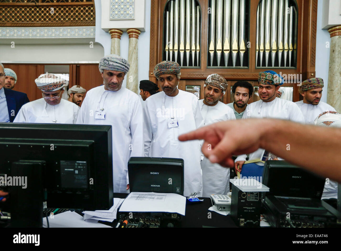 Muscat, Oman. 10 Nov, 2014. Le personnel du service des conférences omanais membres mettre en veille dans la salle de conférence de presse vide après l'annulation d'un point de presse qui aura lieu après la réunion trilatérale des États-Unis, l'Union européenne (UE) et l'Iran à Muscat, Oman, le 10 novembre 2014. La réunion s'est terminée à Doha lundi avec peu de progrès. © Cui Xinyu/Xinhua/Alamy Live News Banque D'Images