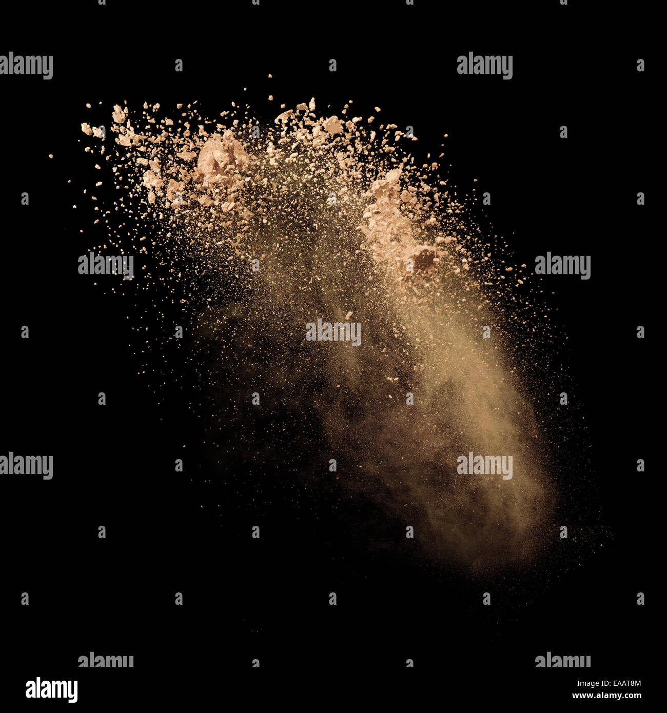 Poudre de maquillage isolé sur fond noir Banque D'Images