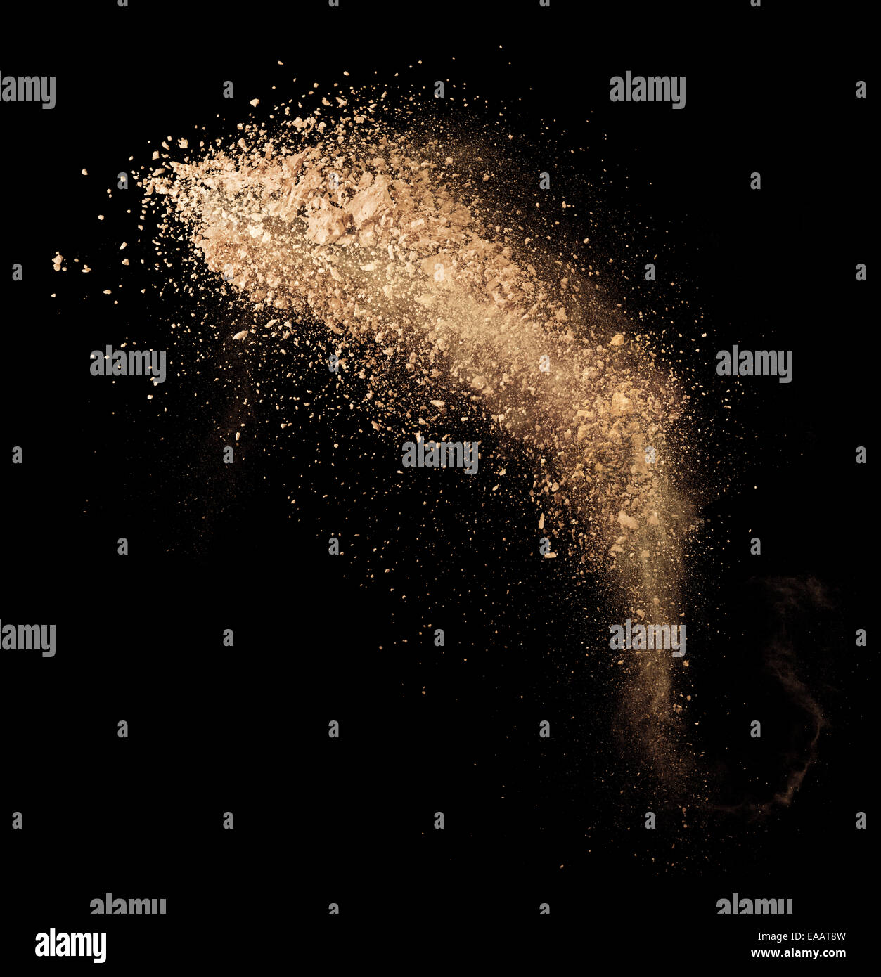 Poudre de maquillage isolé sur fond noir Banque D'Images