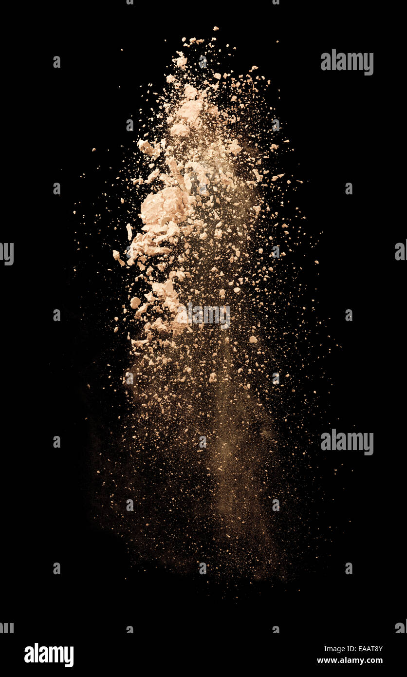 Poudre de maquillage isolé sur fond noir Banque D'Images