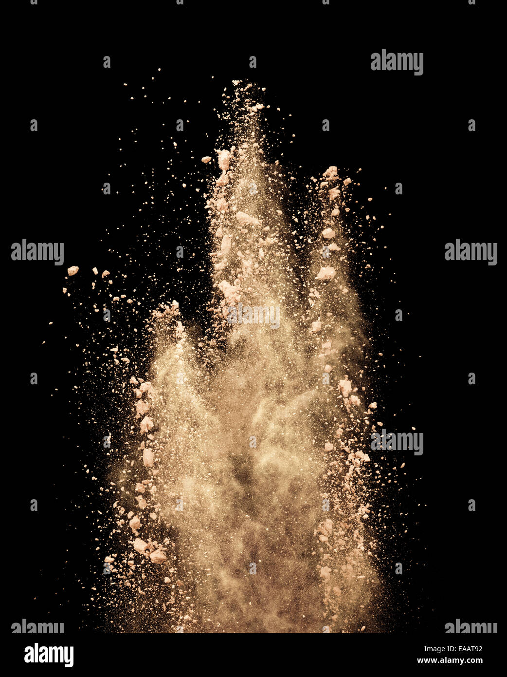 Poudre de maquillage isolé sur fond noir Banque D'Images