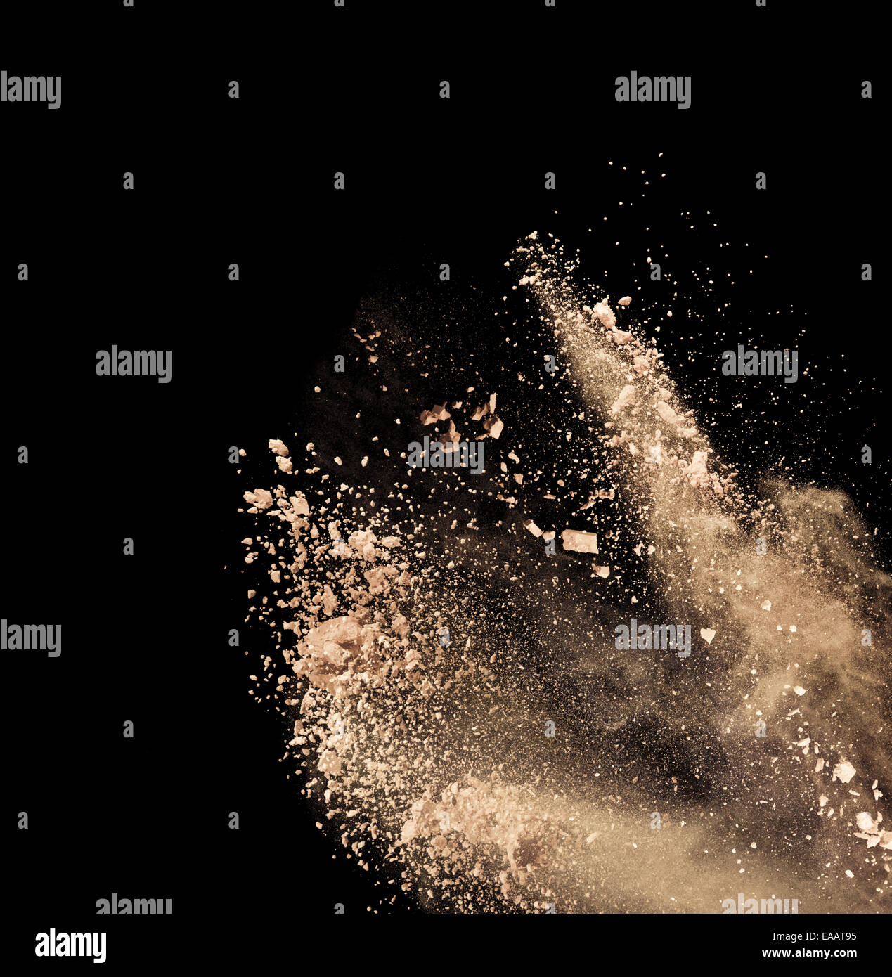 Poudre de maquillage isolé sur fond noir Banque D'Images