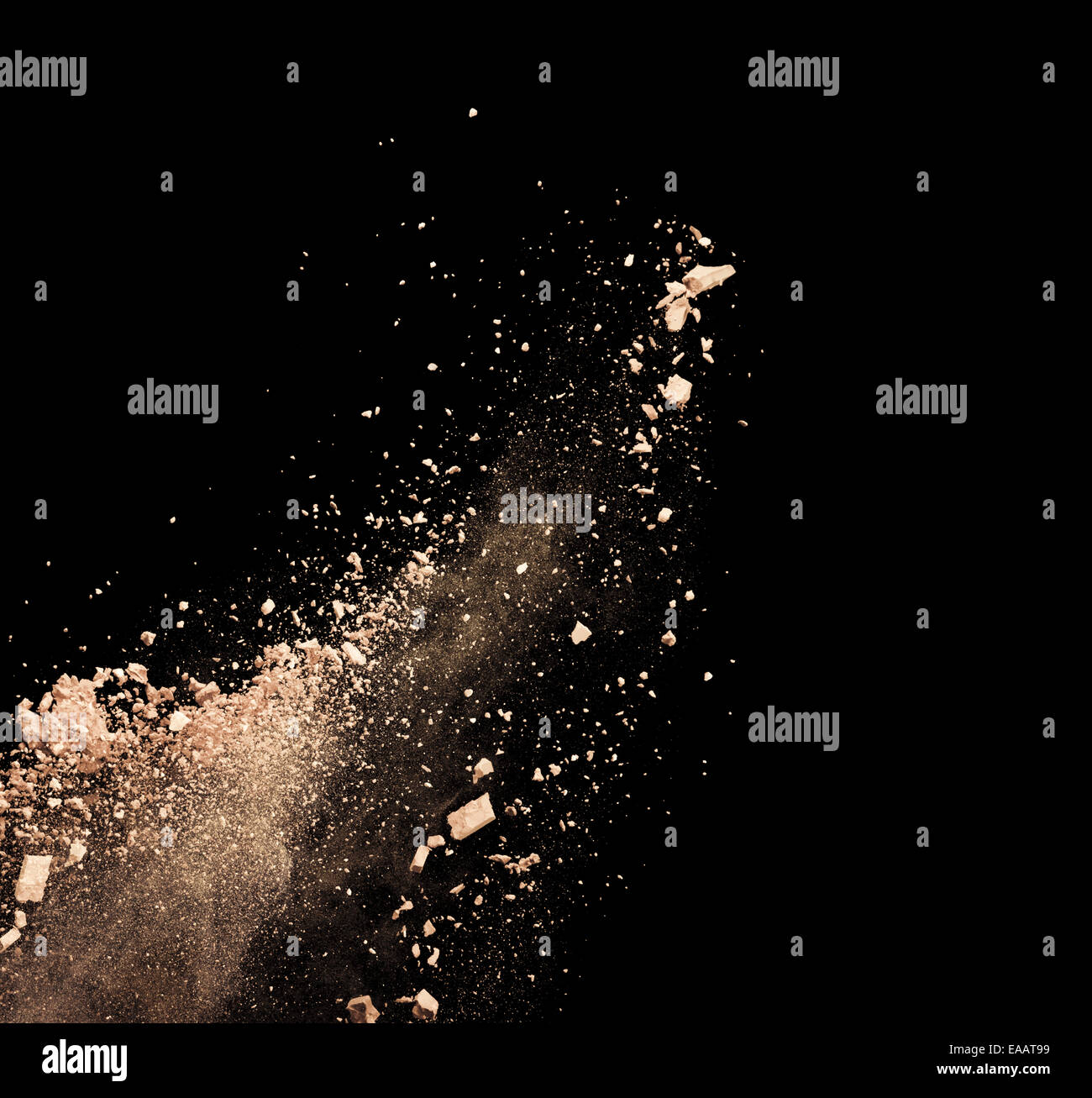 Poudre de maquillage isolé sur fond noir Banque D'Images