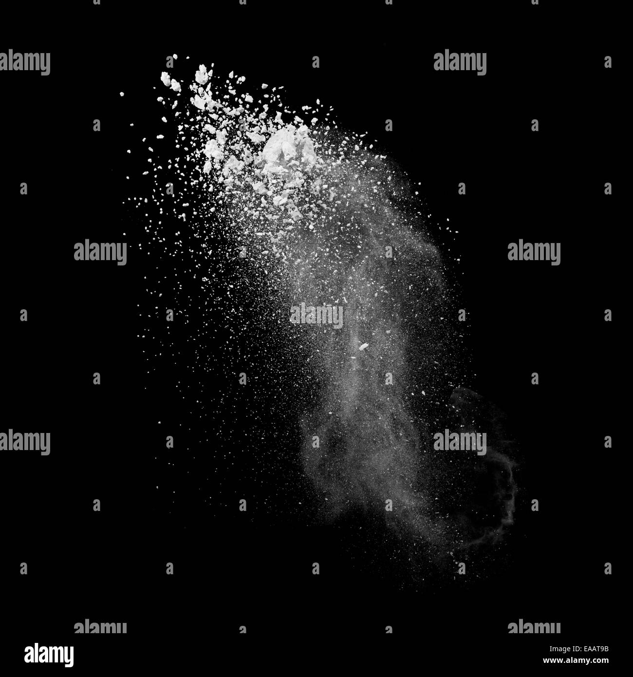 Motion de gel d'explosion de poussière blanc isolé sur fond noir Banque D'Images
