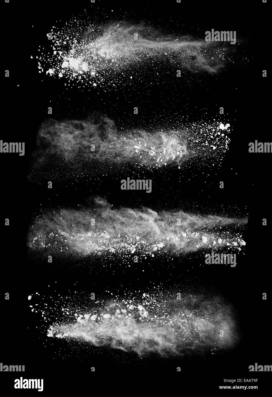 Motion de geler les explosions de poussière blanc isolé sur fond noir Banque D'Images