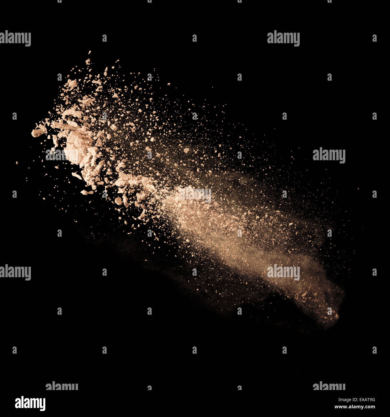 Poudre de maquillage isolé sur fond noir Banque D'Images