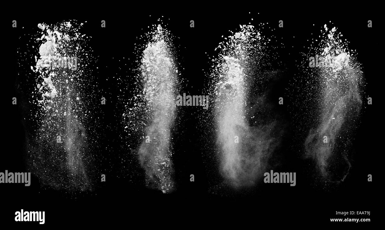Motion de geler les explosions de poussière blanc isolé sur fond noir Banque D'Images