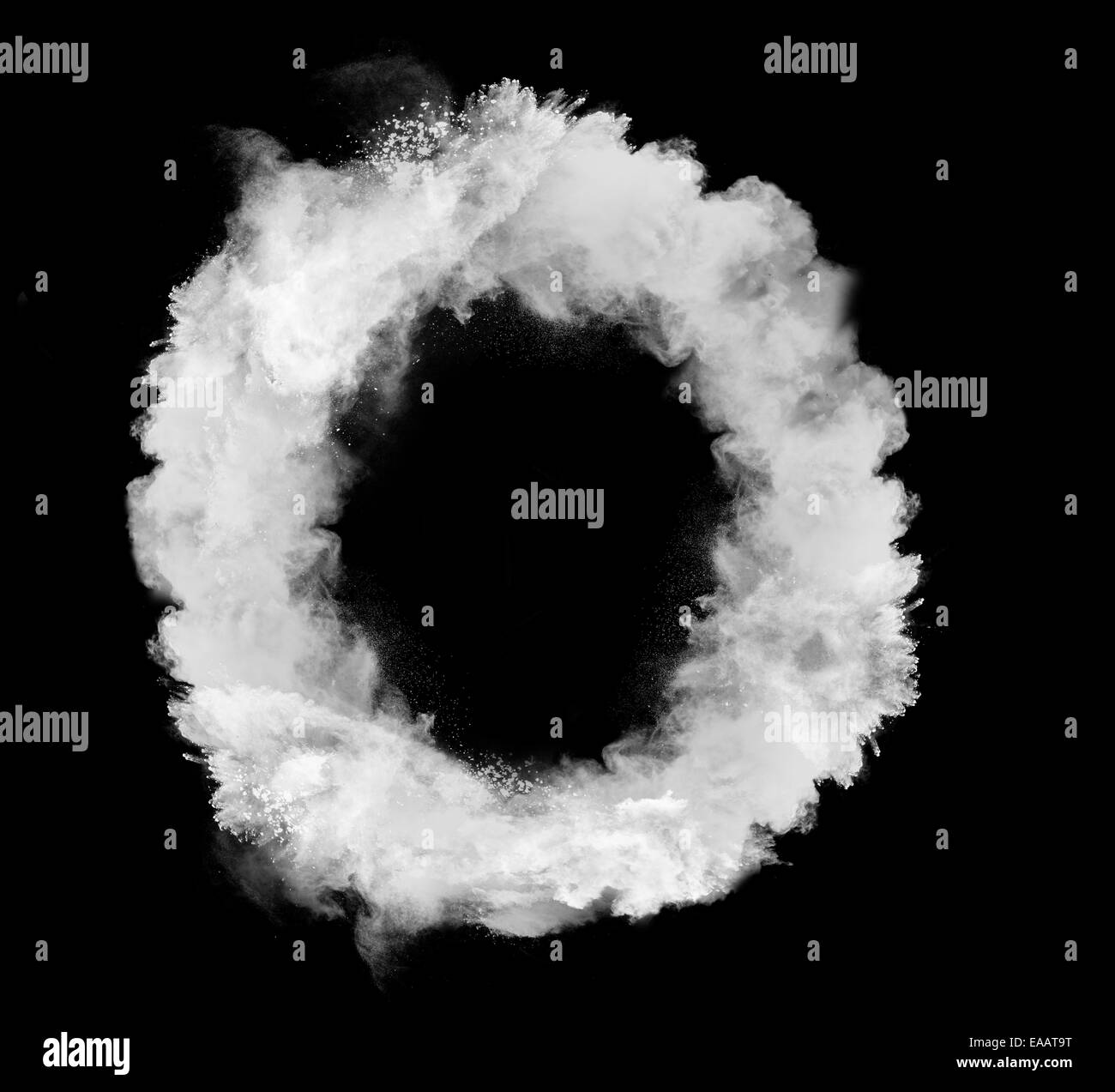 Freeze motion de la poussière blanche de forme ronde isolé sur fond noir Banque D'Images