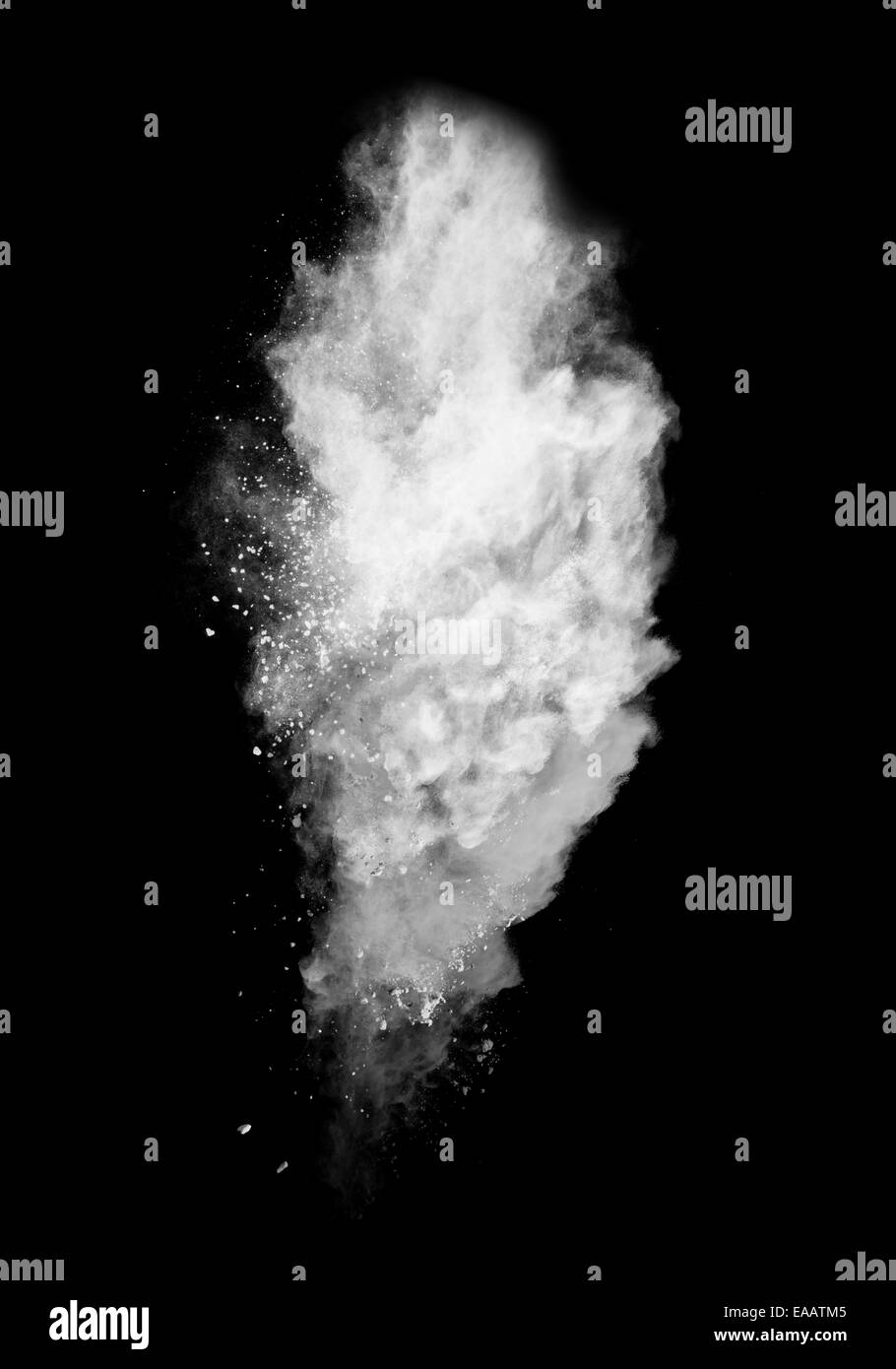 Motion de gel d'explosion de poussière blanc isolé sur fond noir Banque D'Images
