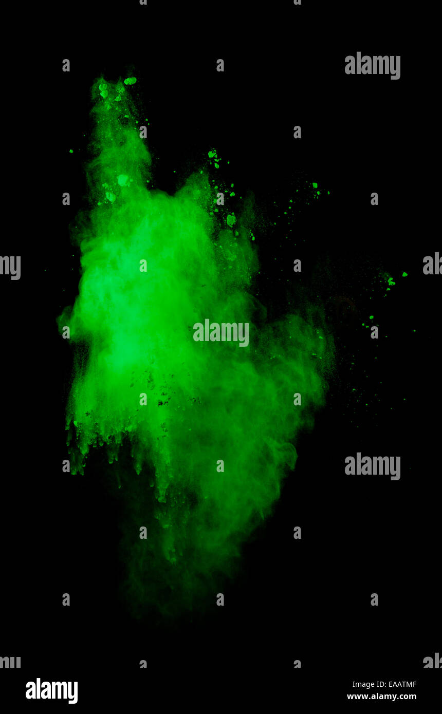 Motion de gel d'explosion de poussière vert isolé sur fond noir Banque D'Images