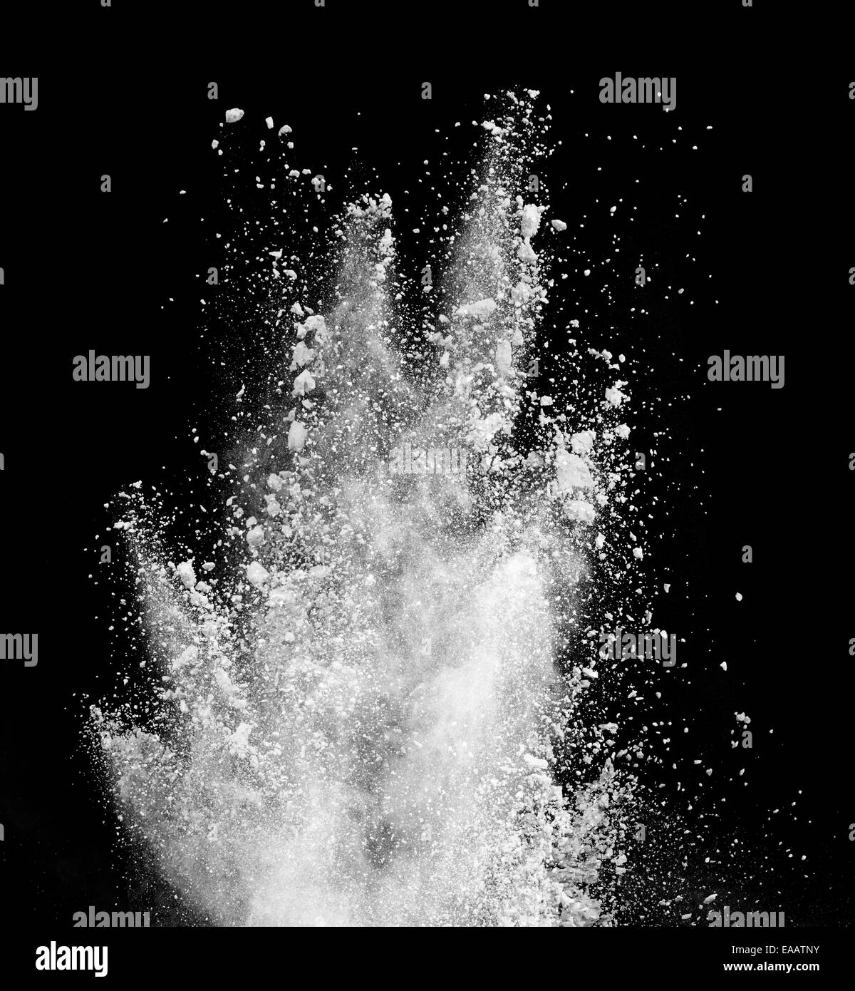 Motion de gel d'explosion de poussière blanc isolé sur fond noir Banque D'Images