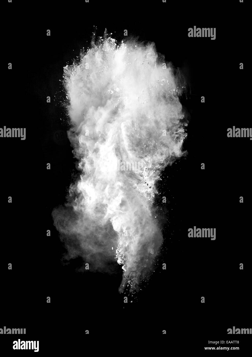 Motion de gel d'explosion de poussière blanc isolé sur fond noir Banque D'Images