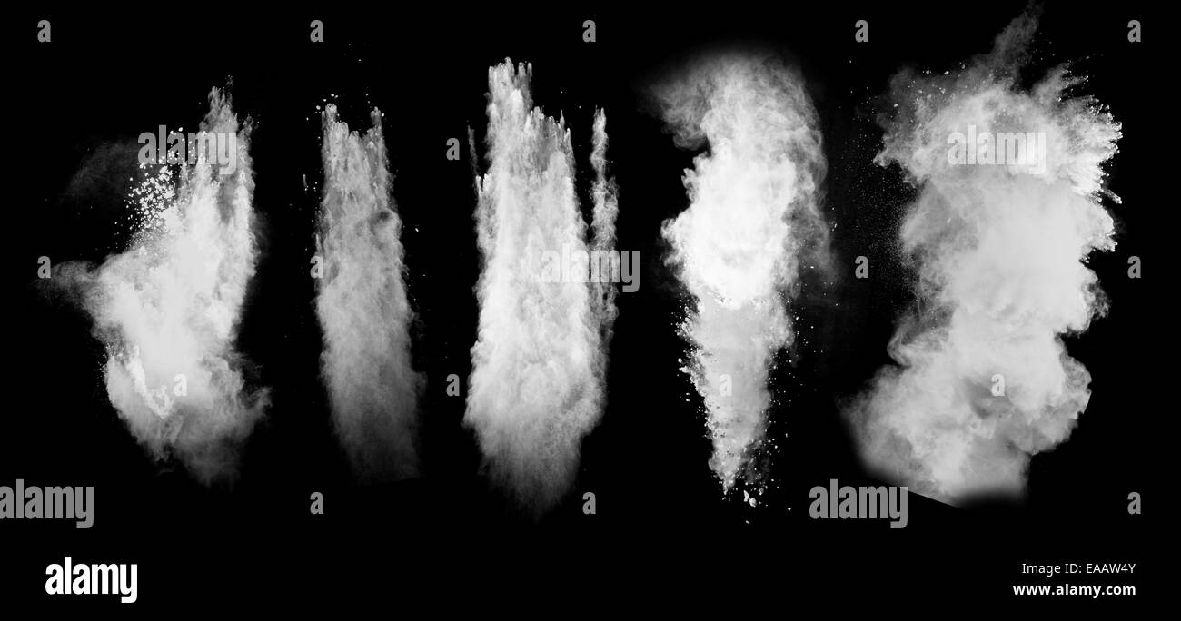 Motion de gel d'explosion de poussière blanc isolé sur fond noir Banque D'Images