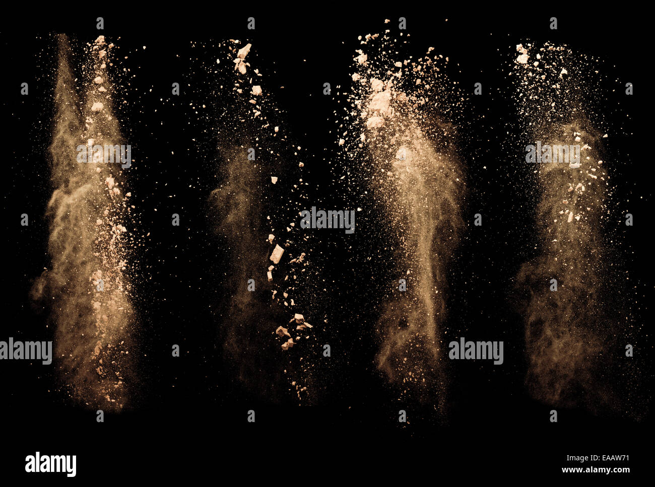 Poudre de maquillage isolé sur fond noir Banque D'Images