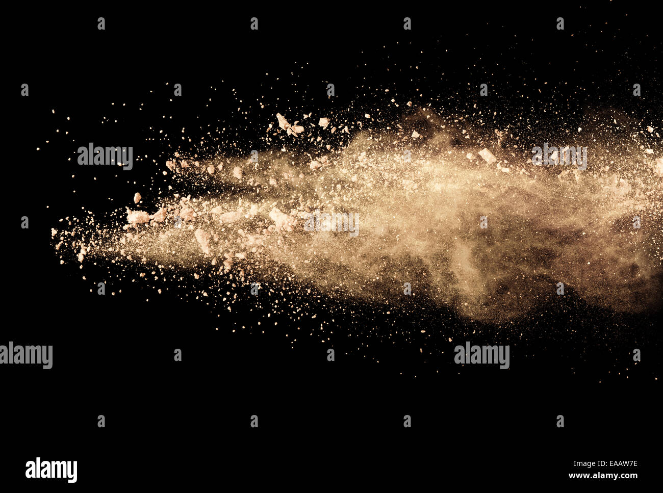 Poudre de maquillage isolé sur fond noir Banque D'Images