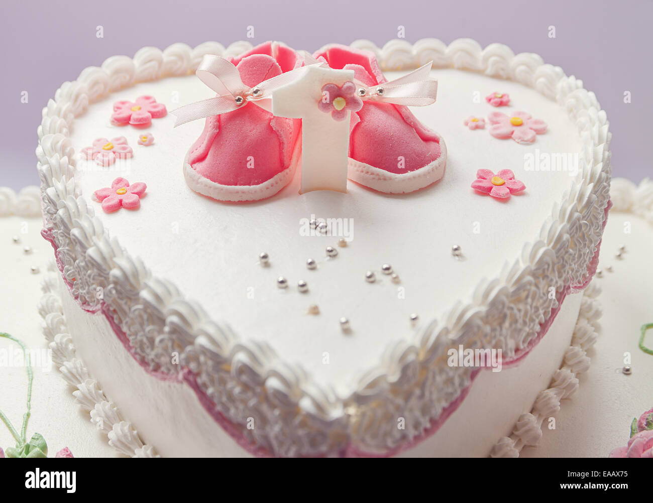 Details D Un Gateau D Anniversaire Pour Petite Fille Numero Un Et Le Sucre Sucre Sur Le Dessus Des Chaussures Photo Stock Alamy Details D Un Gateau D Anniversaire Pour Petite Fille Numero Un Et Le Sucre Sucre Sur Le Dessus Des Chaussures Photo Stock Alamy