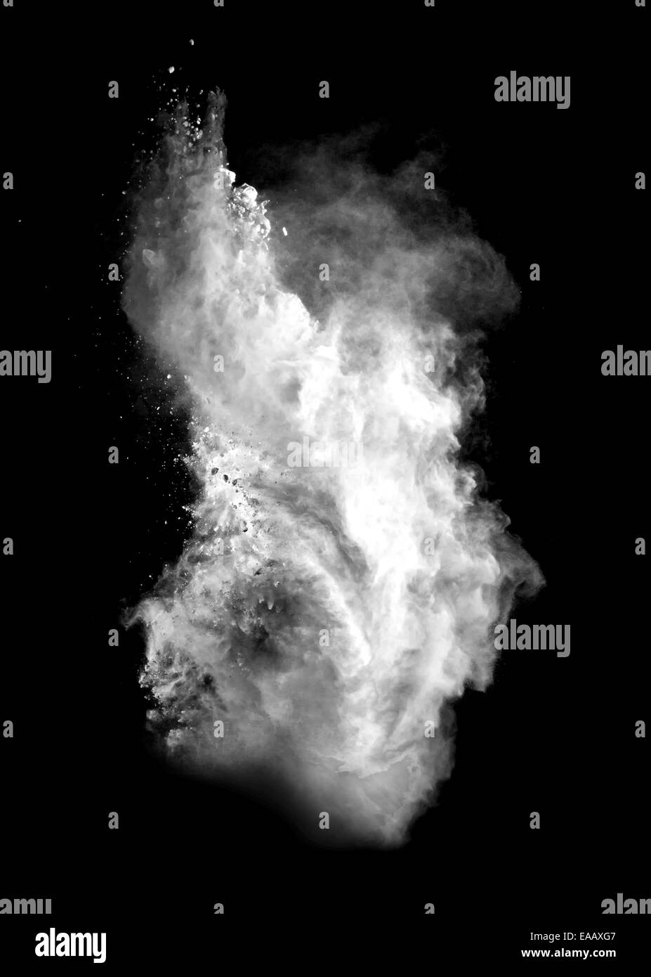 Motion de gel d'explosion de poussière blanc isolé sur fond noir Banque D'Images
