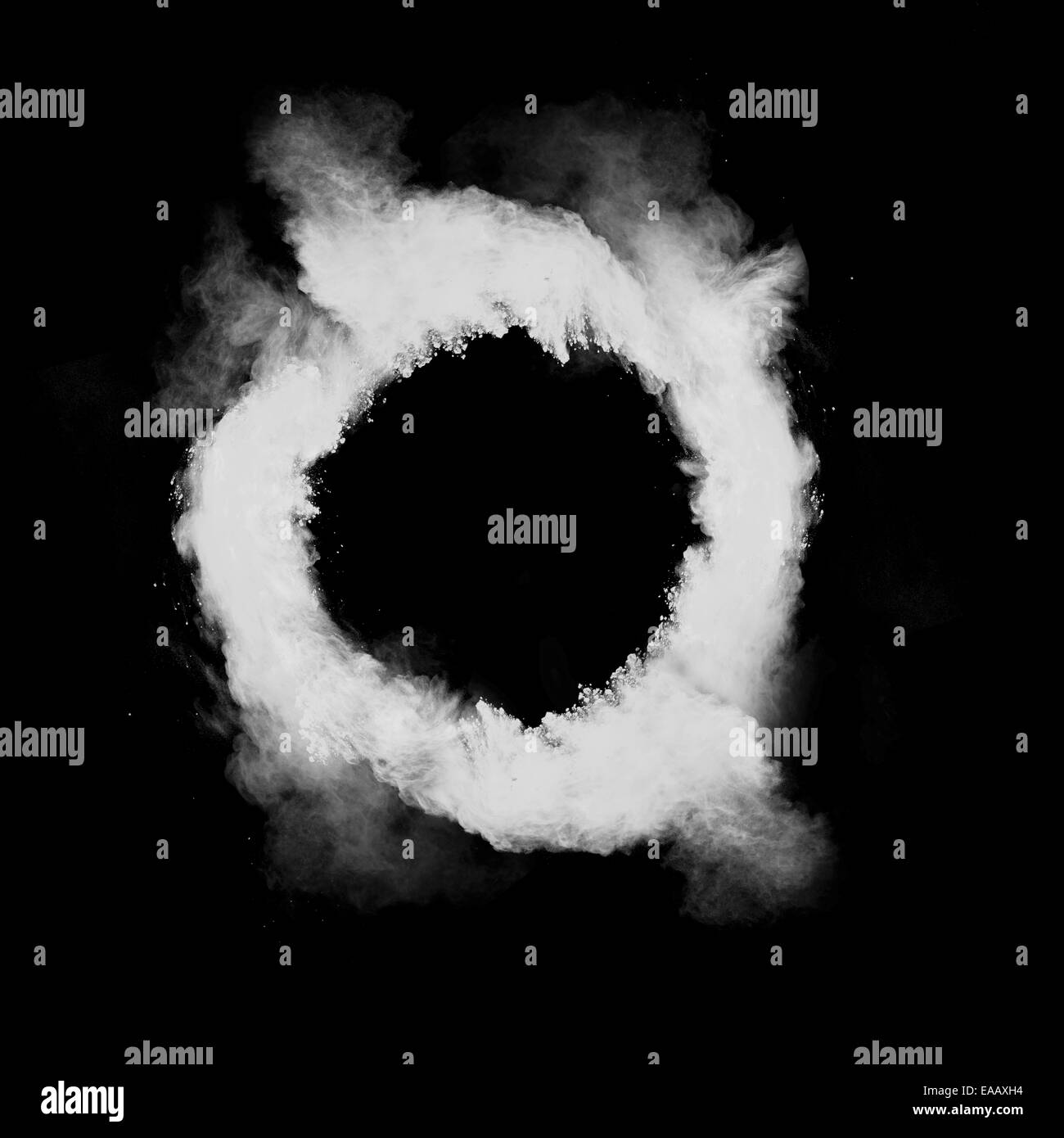 Freeze motion de la poussière blanche de forme ronde isolé sur fond noir Banque D'Images