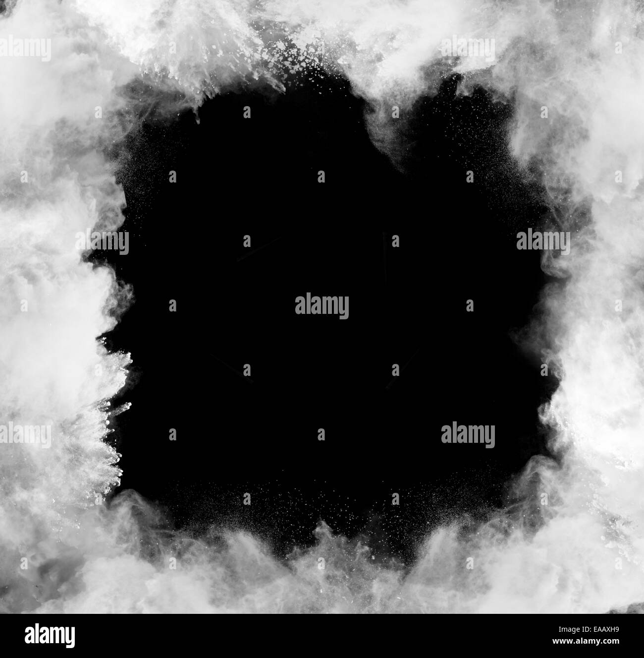 Motion de gel d'explosion de poussière blanc isolé sur fond noir Banque D'Images