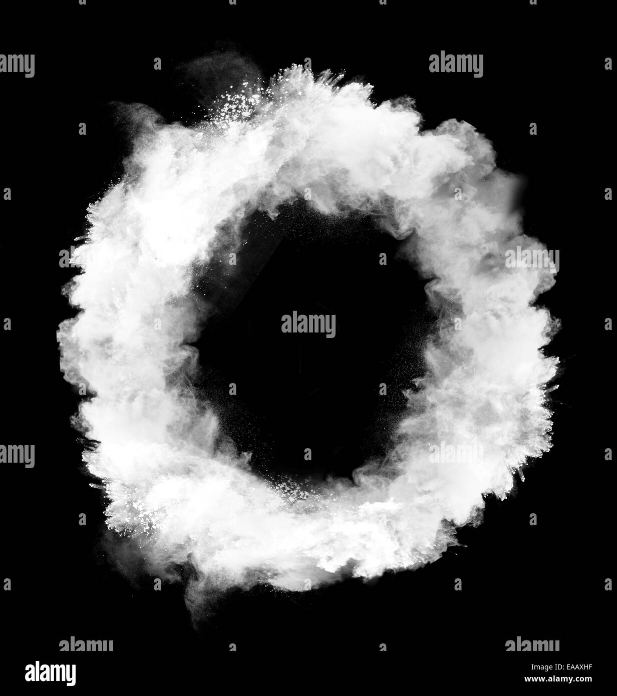 Freeze motion de la poussière blanche de forme ronde isolé sur fond noir Banque D'Images