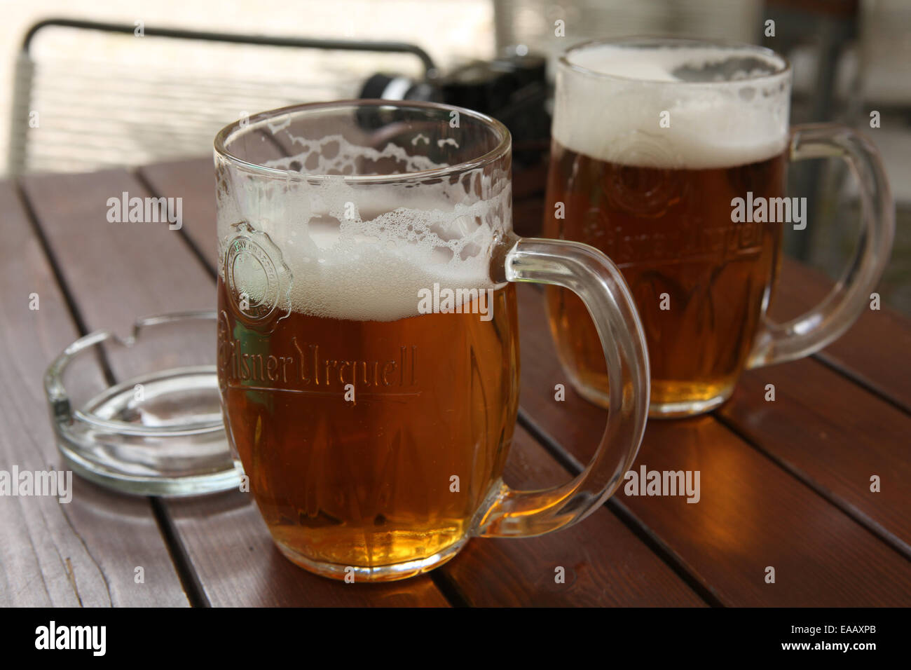 Deux chopes de bière traditionnelle tchèque Pilsner Urquell vu dans un pub à Prague, République tchèque. Banque D'Images